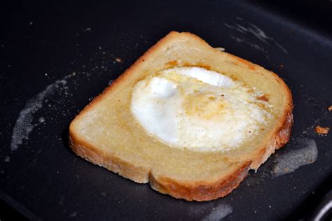 Hardly Housewives: Egg In A Hole Grilled Cheese