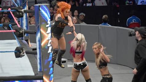 WWE: Nikki Bella recibió ayuda de Becky Lynch en SmackDown Live ...