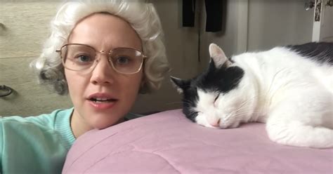 SNL’s Kate McKinnon Creates Hilarious Cat-Lady Skit During Quarantine