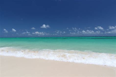 6 BEST Nassau Public Beaches Near the Cruise Port - Day Trip Tips