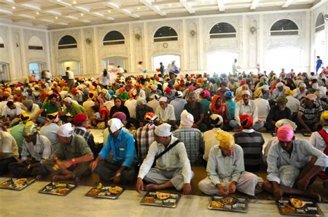 This 'Mobile Langar’ Feeds Free Food To Hungry People Especially Those ...