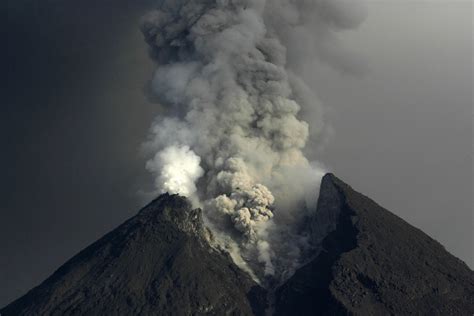 Philippines: Mount Mayon eruption disrupts daily life, flights ...