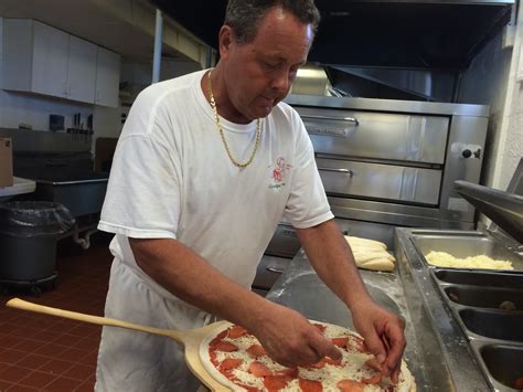 Celebrity reviewer David Portnoy rates this Bonita Springs pizza joint