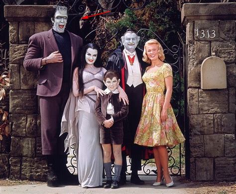 Fred Gwynne's height, weight. The Munsters