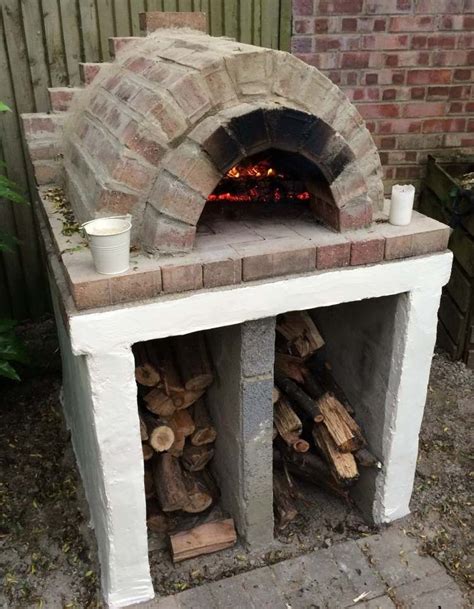 Idee aus Backsteinen mit Fächer für Brennholz und Kohle | Pizzaofen selber bauen, Pizzaofen ...