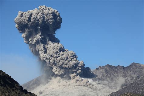 Sakurajima Volcano, Vulcanian Explosion producing large ash cloud ...