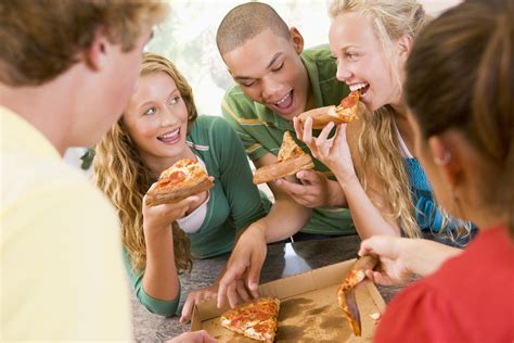 Parents say school pizza party rewarding straight-A students makes ...