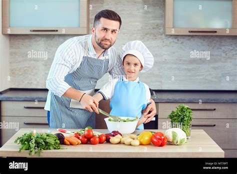 Dad cooking dinner hi-res stock photography and images - Alamy