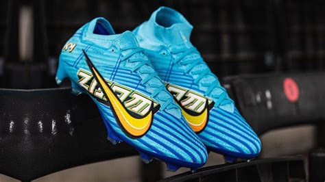 Rapides comme le Flash | Nouveaux crampons signatures pour Kylian Mbappé