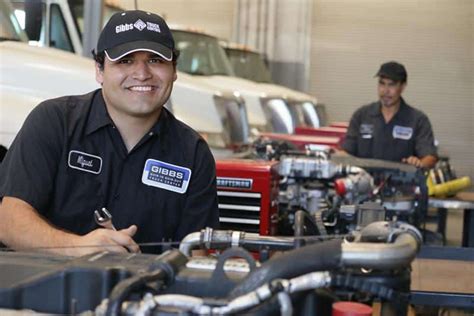 Diesel Mechanic Schools & Training | TruckingCompanies.org