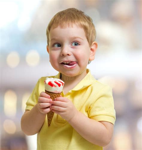 Niño O Niño Feliz Que Come El Helado Foto de archivo - Imagen de feliz, belleza: 72340062