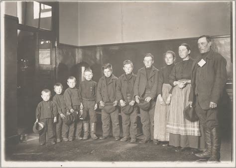 Immigrant family, Ellis Island, New York, 1905. [2660×1894]