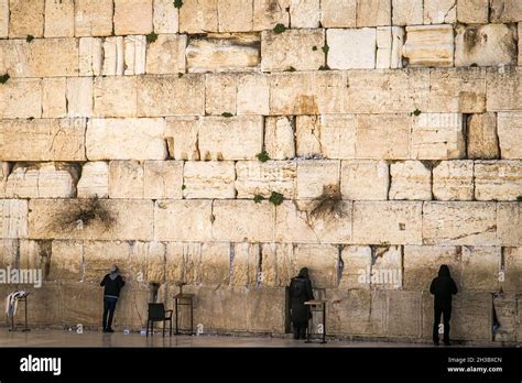 Gente orando en el Muro Occidental en la ciudad vieja de Jerusalén ...