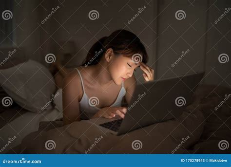 Bedroom Evening - Woman with Laptop Lying Down in Bed Stock Image - Image of work, woman: 170278943