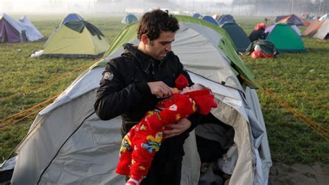 Europe refugee crisis: Up to 10,000 people stuck at Greece-Macedonia ...