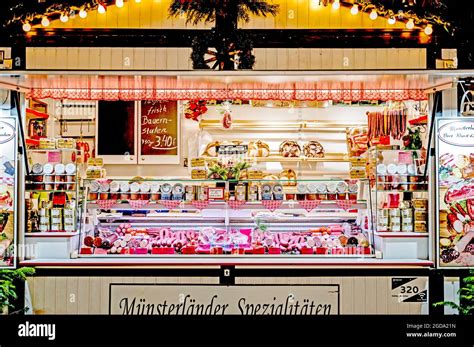 Stall at the Christmas market in Bochum; Münsterländer Verkaufsstand auf dem Weihnachtsmarkt in ...