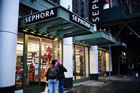 Sephora Plans Dozens of U.S. Stores in Bet on Physical Retail - Bloomberg