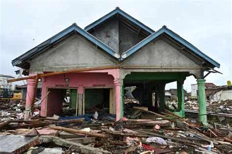 'Run to the hills': Tsunami fears spark chaos in Indonesia town