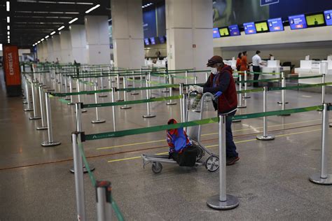 Aeroporto de Brasília fica vazio por causa do coronavírus; veja fotos