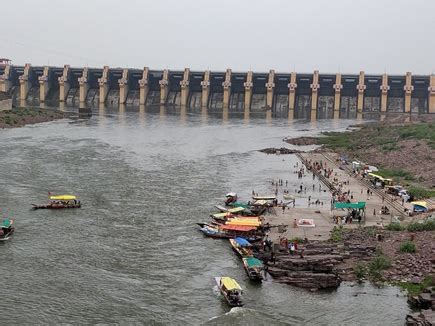 ओंकारेश्वर बांध का जलस्तर कम होने के बाद भी छोड़ा जा रहा पानी