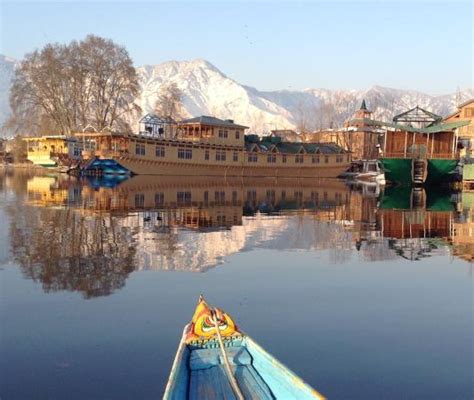 Sign Up for a Scenic Shikara Ride on the Dal Lake - live online tour from Srinagar