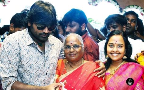 Vijay Sethupathi Family Pics & Facts About His Parents, Wife & Kids ...