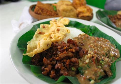 Menikmati Sambal Pecel bersama keluarga