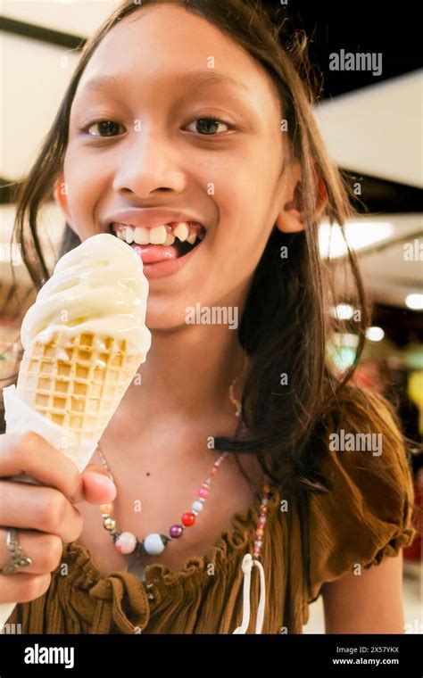 Teen girl ice cream cone hi-res stock photography and images - Alamy