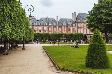 A Complete Guide to the Place des Vosges in Paris