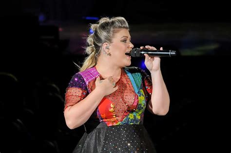 Kelly Clarkson Cancels Remainder of Tour in U.K. and Canada | TIME