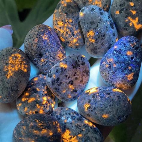 Yooperlite, the Mysterious Glowing Rock! – Crystal Medicine