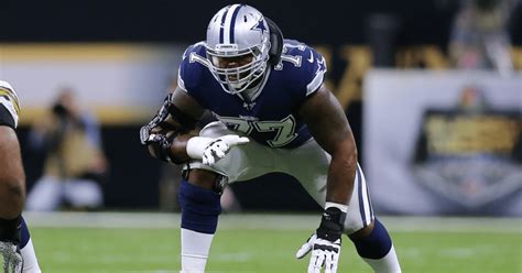 Dallas Cowboys tackle Tyron Smith leaves game with knee injury - On3