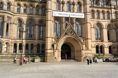 Albert Square in Manchester - Visit the Home of Manchester Town Hall - Go Guides