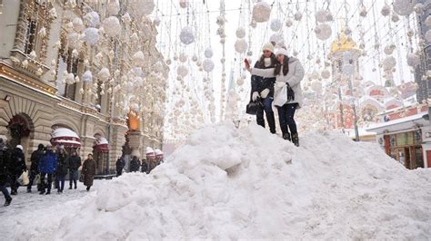 Moscow Hit by Freak Snowstorm, in Photos