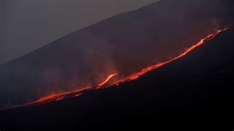 Italy's Mount Etna volcano erupts, spews ash on Catania, halts flights ...