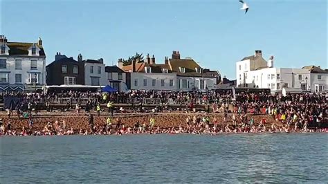 Deal Boxing Day Dip 2022 - YouTube