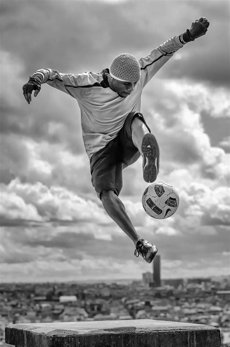 Football Freestyle I by Arnaud Houllegatte on 500px | 자세, 액션 포즈, 액션