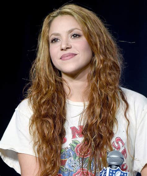 Shakira Hair Color 2020 - Shakira Wiki Age Body Measurements Photos ...