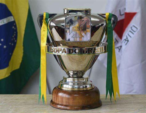 Fotos: taça da Copa do Brasil na sede da FMF - Superesportes