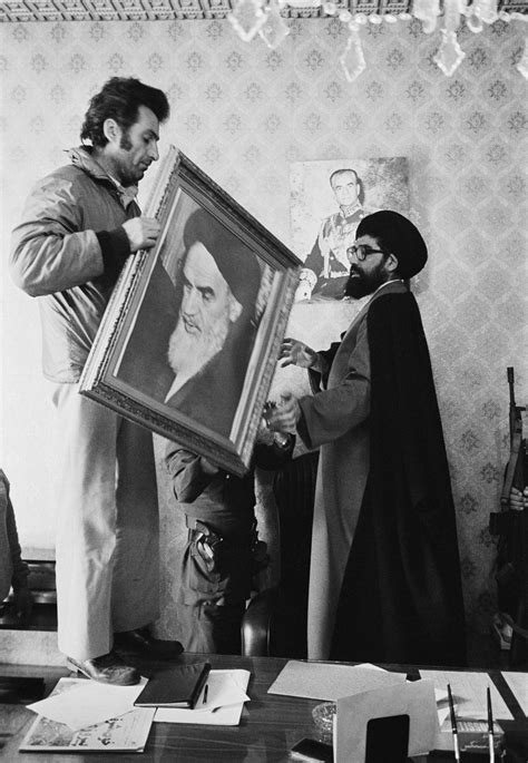 Palazzo di Niavaran, febbraio 1979. Il ritratto di Khomeini sostituisce quello dello Scià. Iran ...