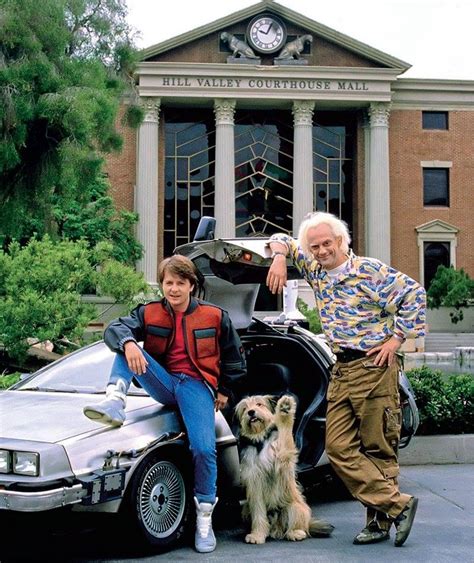 Marty McFly, Einstein & Doc Brown suivant To DeLorean In Front Of A colline Valley Courthouse ...