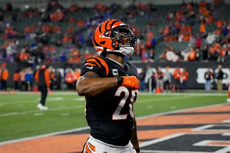 Watch: Cincinnati Bengals Running Back Joe Mixon Lifts Bengals in Front ...