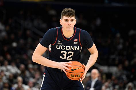 NBA scouts size up UConn's 7-foot-2 freshman Donovan Clingan