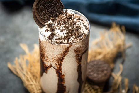 Oreo Milkshake Recipe (Step by Step + Video) - Whiskaffair