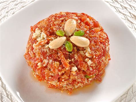 Gajar Ka Halwa With Khoya Recipe - Boldsky.com