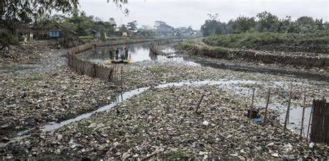 Membuang Sampah di Sungai Bikin Sungai Indonesia Tercemar Berat