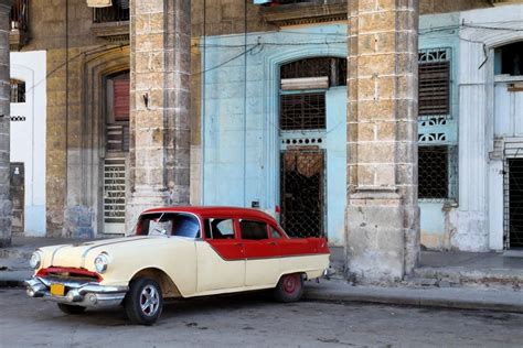 Los autos de la década del 40 y el 50 abundan en las calles de la Habana. Incluso existe un ...