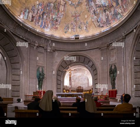 Interior de la Basílica del Valle de los Caídos. San Lorenzo de El Escorial. Madrid. España ...