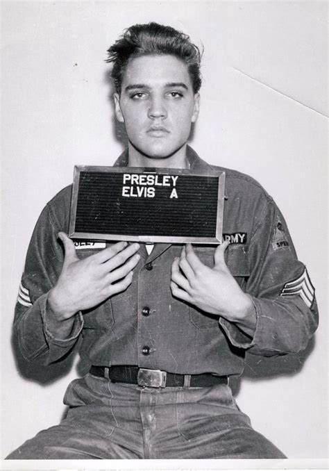 Elvis Presley Drafted! | Elvis presley, Chanteurs célèbres et Photos historiques