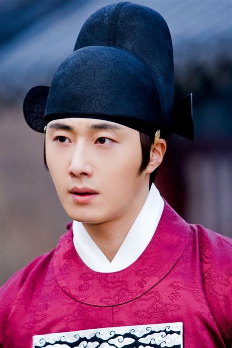 2012 2 Jung II-woo in The Moon that Embraces the Sun Episode 13 BTS 00010